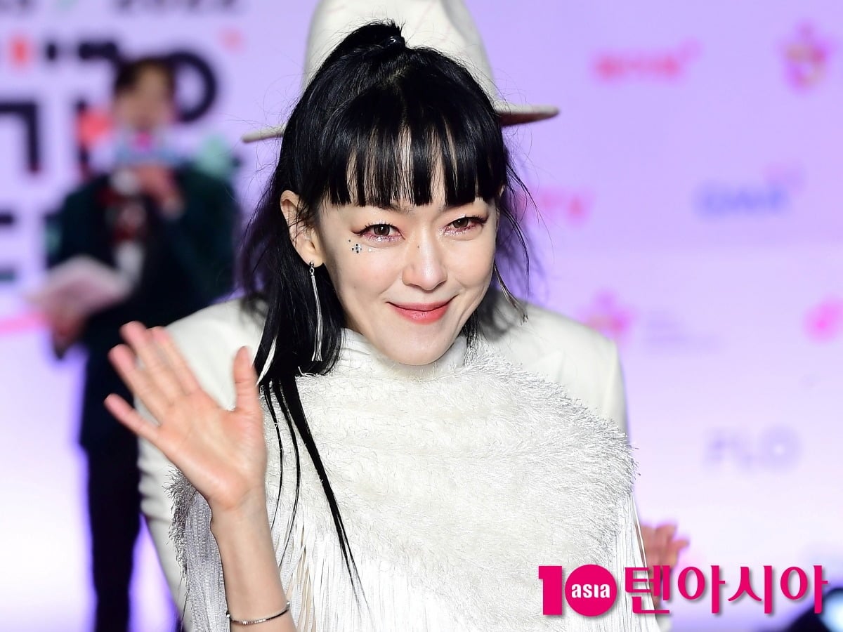 밴드 자우림의 보컬 김윤아가 어린 시절 생부에게 가정폭력을 당했던 경험을 털어놨다./사진=텐아시아DB