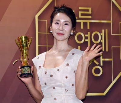 '1살 연상 사업가♥' 한다감, 47세에 엄마 됐다…연예계 최고령 산모 등극