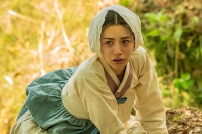 나나, 데뷔 첫 사극인데…<br> 미스 캐스팅 논란 불거졌다