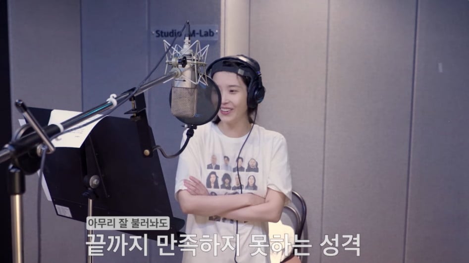 가수 아이유가 신곡을 녹음하고 있다. / 사진=아이유 유튜브 채널