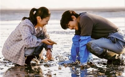 지창욱, 日 여배우와 다정한 투샷 눈길…3년 만에 로코 '메리 베리 러브'로 안방극장 컴백