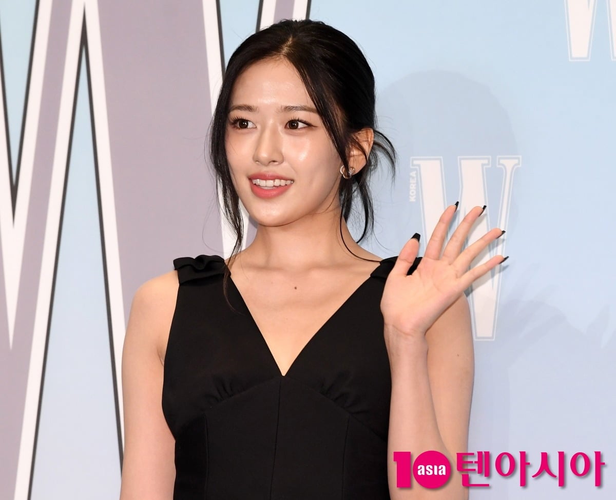 아이브 안유진이 공식 행사에 참석해 포즈를 취하고 있다./사진=텐아시아DB