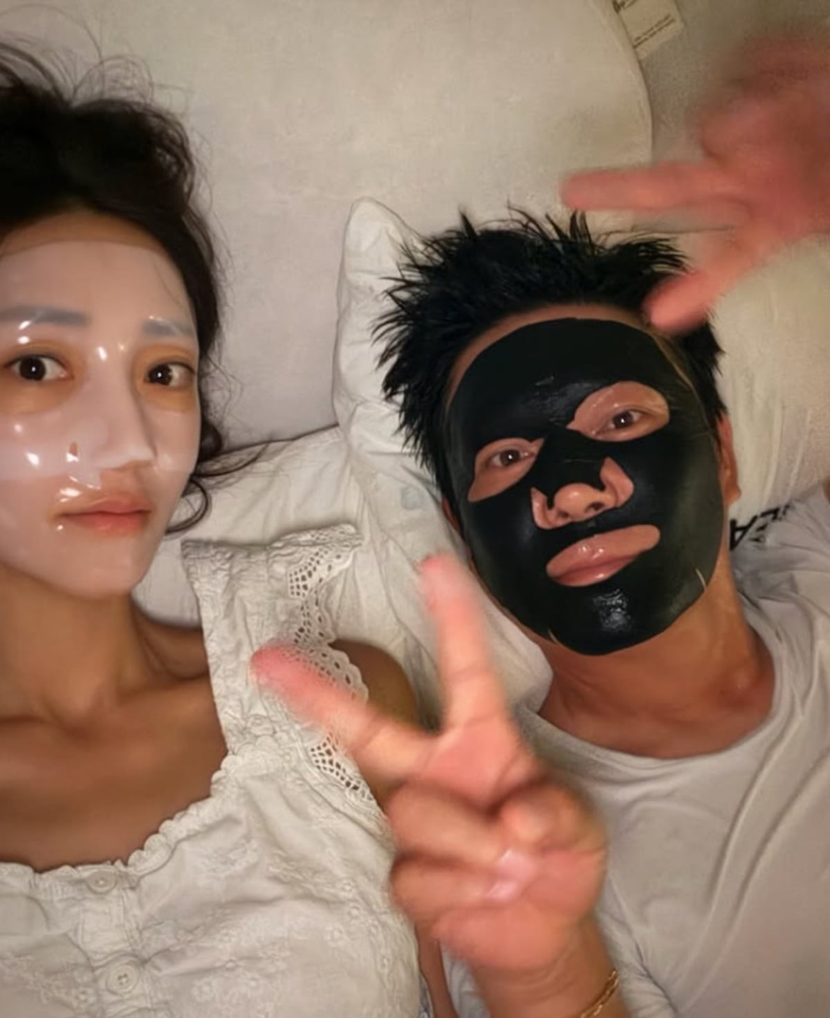 가수 임창정이 아내와 나란히 피부를 관리하고 있다. / 사진=임창정 SNS