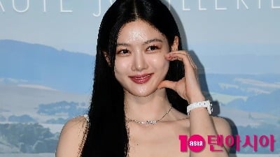 김유정, 센스 터졌다…공항서 태극기 소품 꺼내 신작 홍보→온라인도 '들썩'