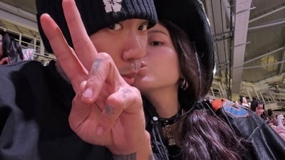 이하이♥도끼, 주변 사람들 아랑곳 않고 뽀뽀 '쪽'…생일 맞아 럽스타그램
