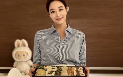 '56세 미혼' 김혜수, 앞치마 두르고 전 한 상 들었다…"즐거운 추석 보내세요"