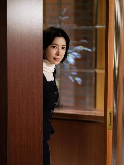 '48세' 윤세아, 문틈 사이로 얼굴 빼꼼…미모는 못 숨기네