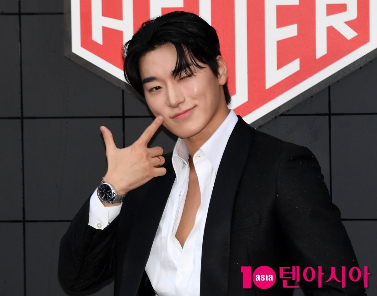 그룹 에이티즈(ATEEZ) 산이 이탈리아 밀라노에서 불거진 열애설을 부인했다./사진=텐아시아DB