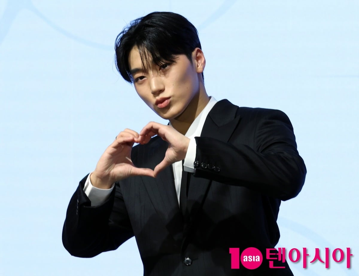 그룹 에이티즈(ATEEZ) 산이 이탈리아 밀라노에서 불거진 열애설을 부인했다./사진=텐아시아DB