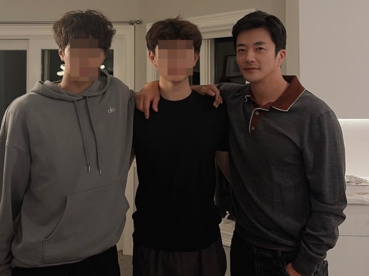 배우 권상우와 손태영의 아들 권룩희 군이 아빠 키를 훌쩍 따라잡은 근황을 공개했다./사진=SNS 갈무리