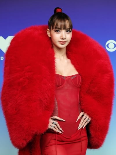 리사, VMA 레드카펫보다 더 붉게…머리부터 발끝까지 '올 레드'