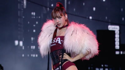 블랙핑크 리사, VMA 무대 태국으로 만들었다…툭툭 위 폭발적 퍼포먼스
