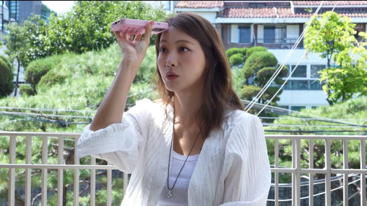 유인영이 요즘 감성의 사진 촬영에 도전하며 삐걱거렸다. / 사진='인영인영' 유튜브 캡처
