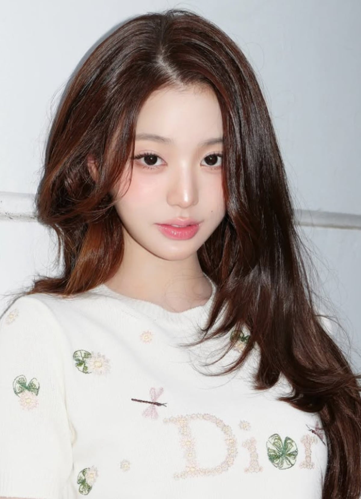그룹 아이브 멤버 장원영이 카메라를 바라보고 있다. / 사진=장원영 SNS