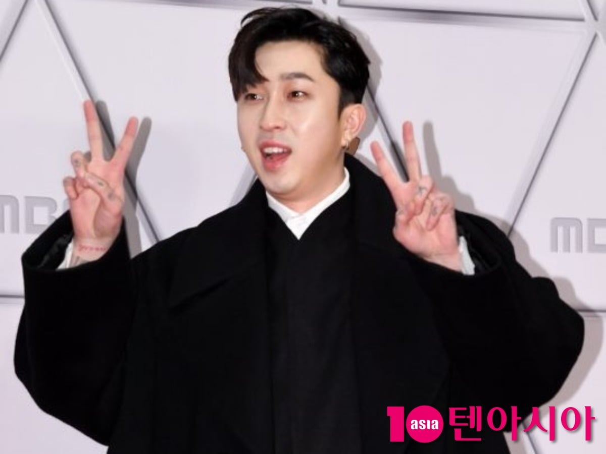 래퍼 슬리피가 결혼 후 방송 섭외가 끊겼다고 털어놓은 뒤 공영방송에서 '꺼드럭'을 시전한다./사진=텐아시아DB