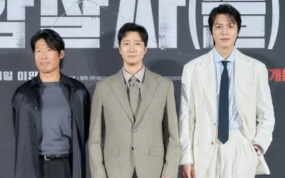 '암살자(들)' 평점 2.3점 혹평 쏟아졌다…"음모론 불쾌" 역사 왜곡 논란