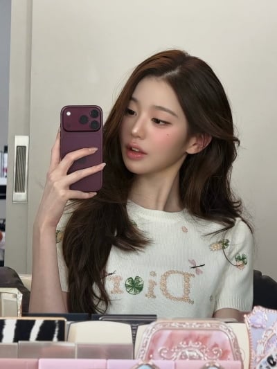 정색 후 '새로운 명품' 옷 입은 장원영…최신폰으로 담은 인형 미모