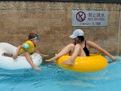 사유리 아들, 벌써 이정도로 컸다…수영복 입은 엄마랑 수영장 삼매경