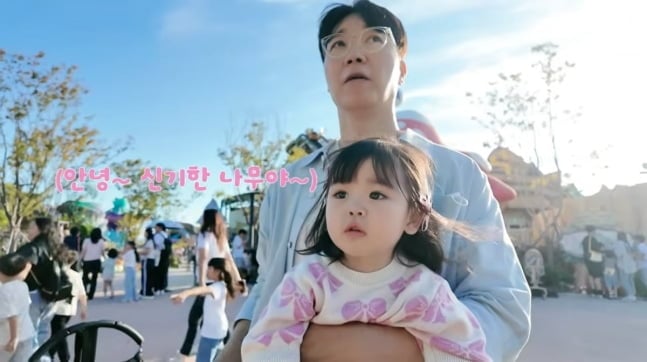 박수홍이 항공편 지연 논란으로 사과한 지 약 한 달 만에 가족여행 근황을 공개했다. / 사진=박수홍 유튜브 채널