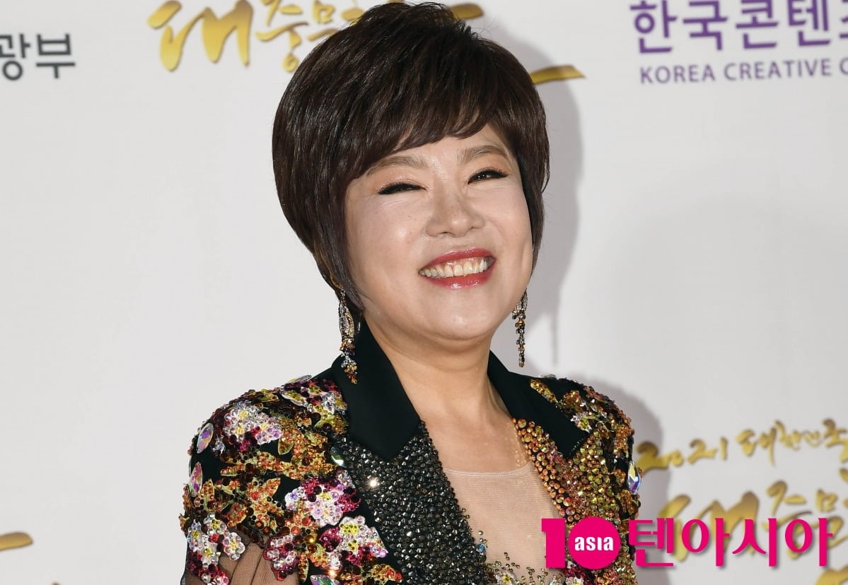 가수 김연자가 급성 파킨슨병으로 투병 중인 어머니가 2년 만에 거동이 어려울 정도로 건강이 악화됐다고 밝혔다. / 사진=텐아시아 DB