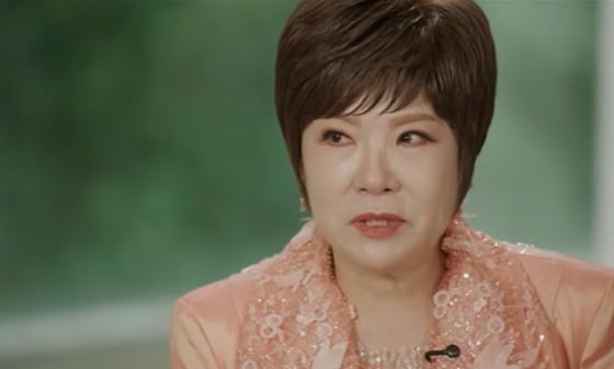 가수 김연자가 급성 파킨슨병으로 투병 중인 어머니가 2년 만에 거동이 어려울 정도로 건강이 악화됐다고 밝혔다. / 사진=tvN '유 퀴즈 온 더 블럭'