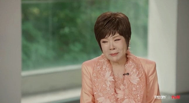 가수 김연자가 급성 파킨슨병으로 투병 중인 어머니가 2년 만에 거동이 어려울 정도로 건강이 악화됐다고 밝혔다. / 사진=tvN '유 퀴즈 온 더 블럭'