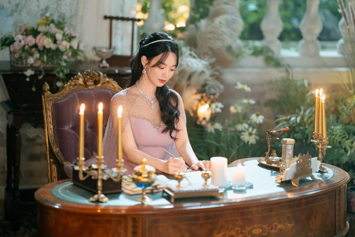 '재혼 황후' 신민아 스틸이 공개됐다. / 사진제공=디즈니+