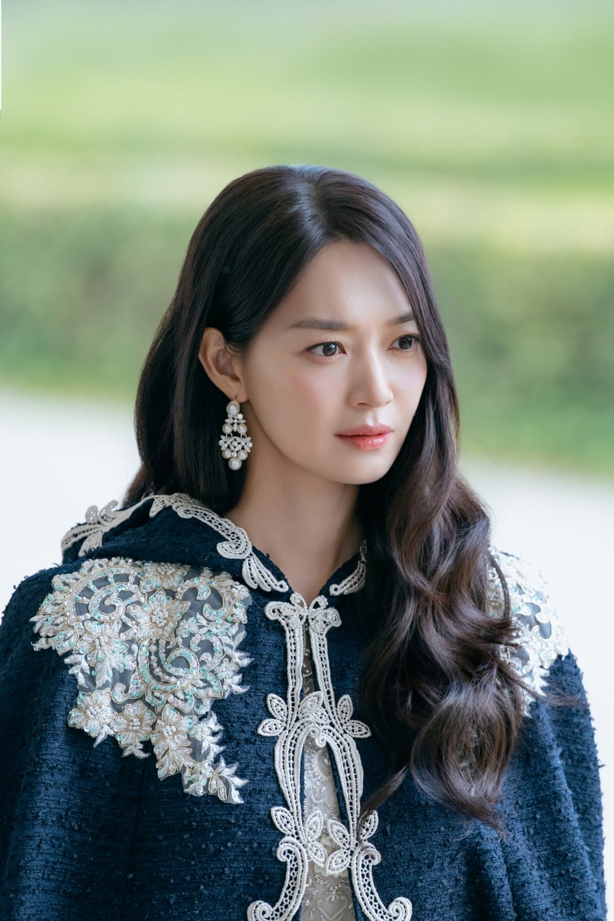 '재혼 황후' 신민아 스틸이 공개됐다. / 사진제공=디즈니+