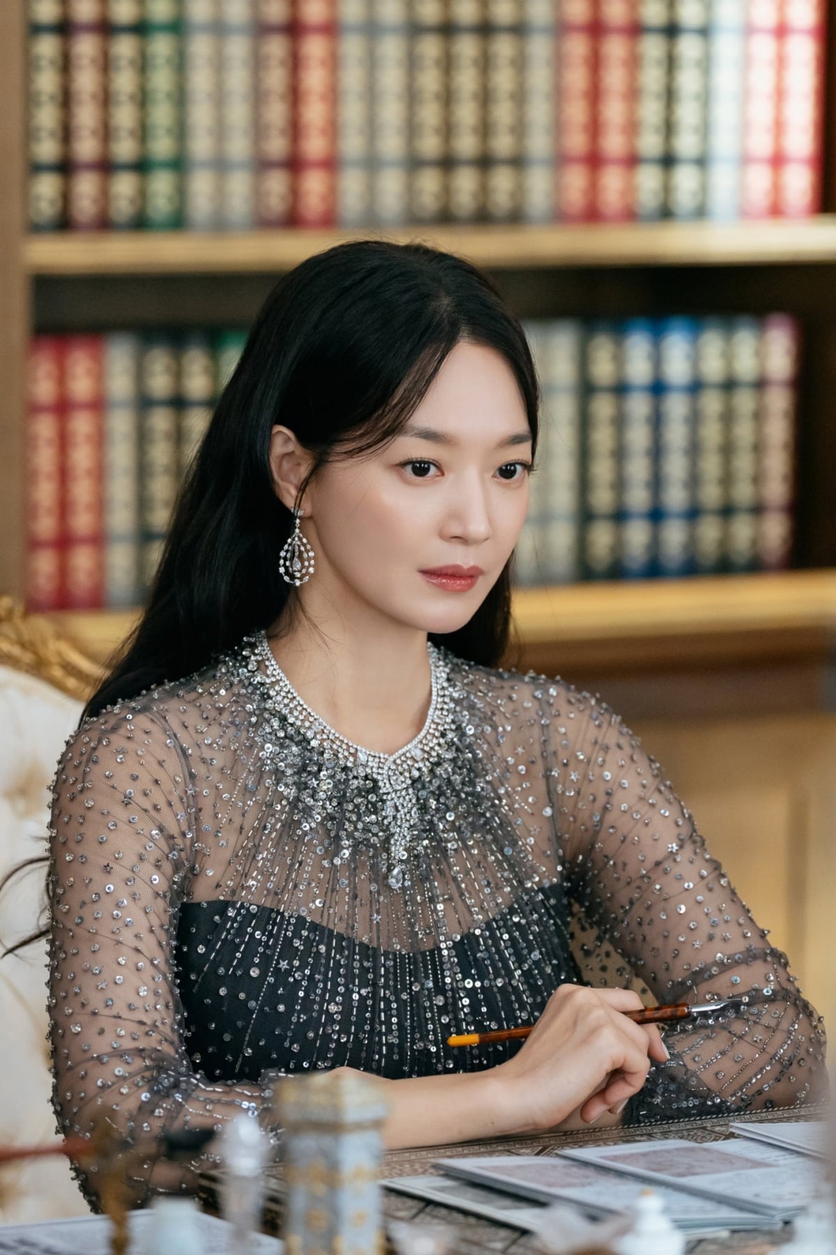 '재혼 황후' 신민아 스틸이 공개됐다. / 사진제공=디즈니+