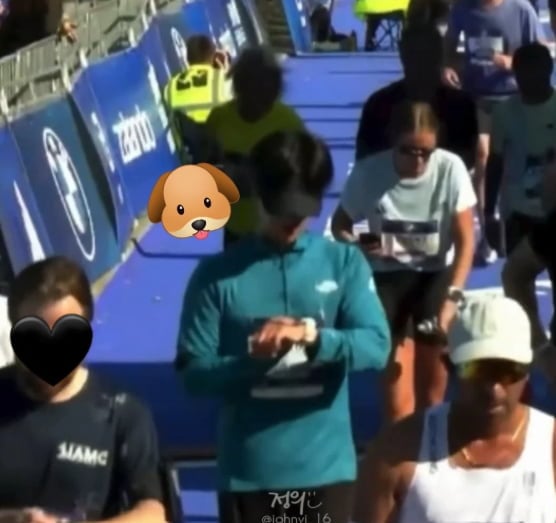 배우 박보검이 추석 연휴 6000보를 채우고 있다고 밝힌 지 며칠 만에 독일 베를린에서 42.195km 풀코스를 완주한 근황이 전해졌다. / 사진=SNS