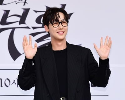 '10세 연하♥' 윤종훈, 결혼 한 달 남았는데…깜짝 근황 전해졌다 11.3% 찍고 9년 서예 전시까지