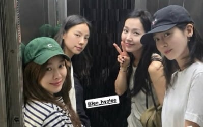 핑클 4인 완전체 포착됐다…편안한 차림에도 미모 여전하네