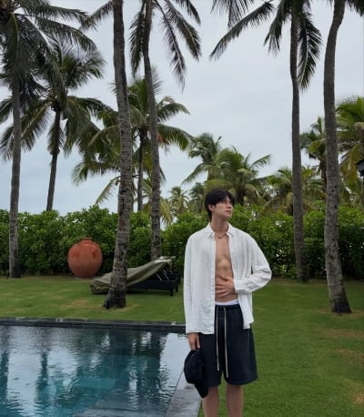'키 190cm' 문상민, 복근 이렇게 탄탄했나…셔츠 풀어헤치고 드러낸 몸매