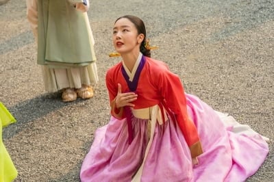 '스캔들' 노출 없이도 빛 봤다…한선화, 한복 꽁꽁 싸매고 손예진과 묘한 긴장감 호흡