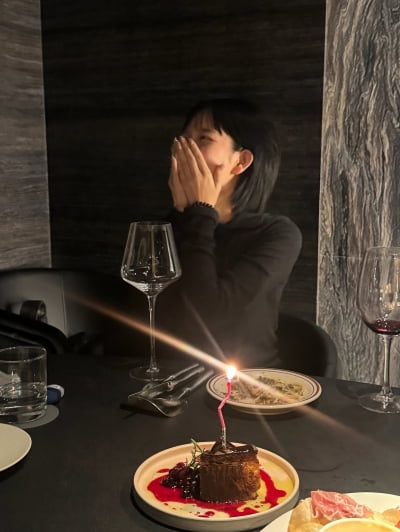 '27세' 정지소, 촛불 앞 두 손 모은 근황…짧아진 머리에 확 바뀐 분위기
