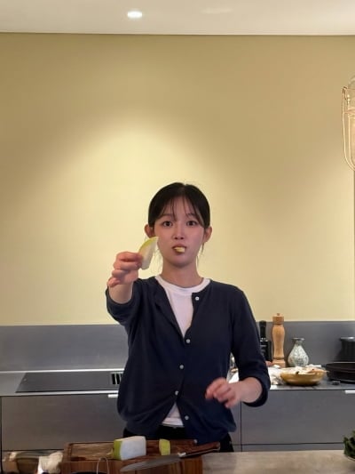 '아기맹수' 김시현, 반가운 근황 전했다…여전히 앳된 외모로 요리 삼매경