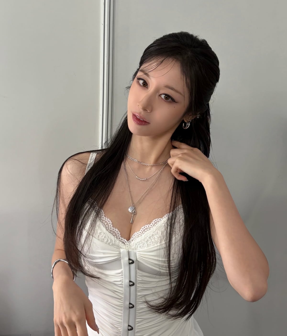 그룹 티아라 지연이 베트남 팬 콘서트 비하인드 사진을 공개하며 근황을 전했다. / 사진=지연 SNS
