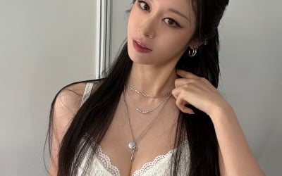 "속옷 아니야?" 티아라 지연, 새 출발 후 더 과감해졌네…풍만한 볼륨감으로 확 달라진 분위기