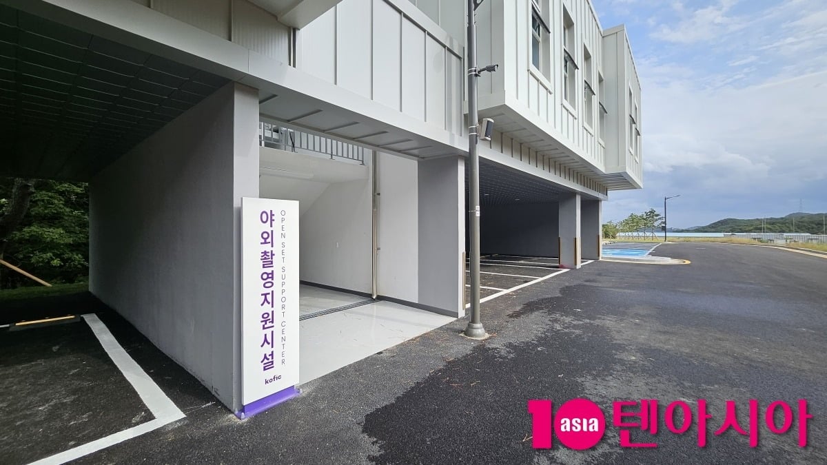 야외 촬영장 바로 옆에 분장실과 대기실 등을 갖춘 야외촬영 지원시설이 위치했다. / 사진=정다연 기자