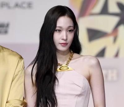 "가수는 절대 NO"라더니…'재벌 엄마' 정유경, 딸 애니 뮤비 신세계 전광판에