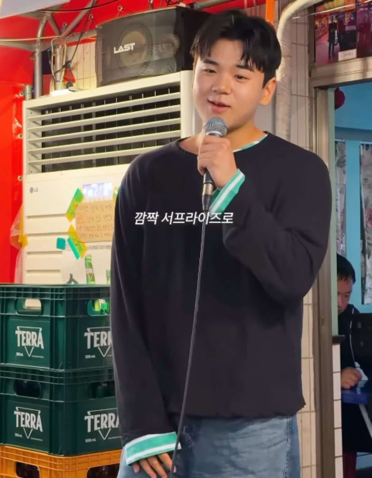 가수 윤민수의 아들이 손님들 앞에서 열창하고 있다. / 사진=윤후 SNS