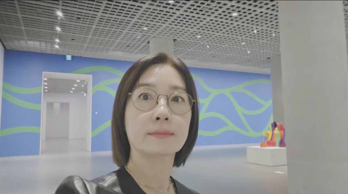  오연수가 전시회와 콘서트를 관람하는 일상을 공개했다. / 사진='오연수' 유튜브 캡처