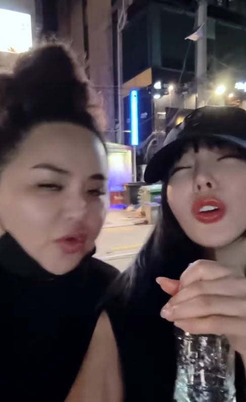가수 홍진영이 과거 논문 표절 논란 이후 방송에서 함께 보기 어려웠던 친언니 홍선영과 오랜만에 근황을 공개했다. / 사진=SNS