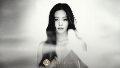 블랙핑크 제니, 신민아 이후 10년 만에 롯데백화점 얼굴 됐다 [공식]