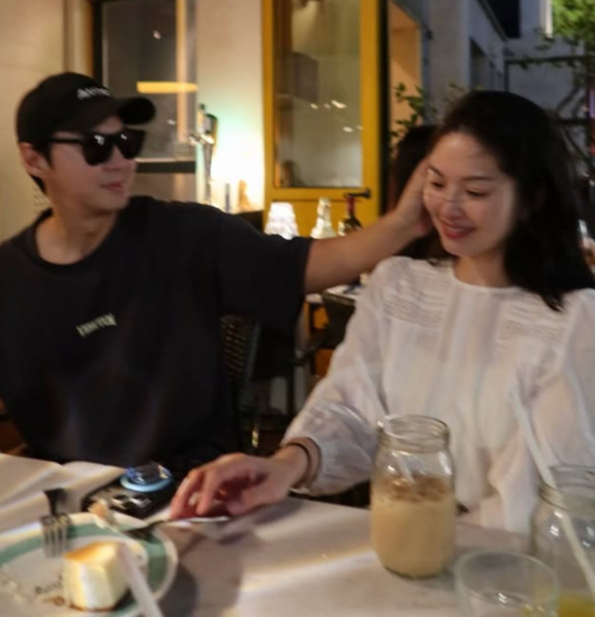 전진이 아내의 머리를 쓸어 넘겨주고 있다. / 사진=류이서 SNS