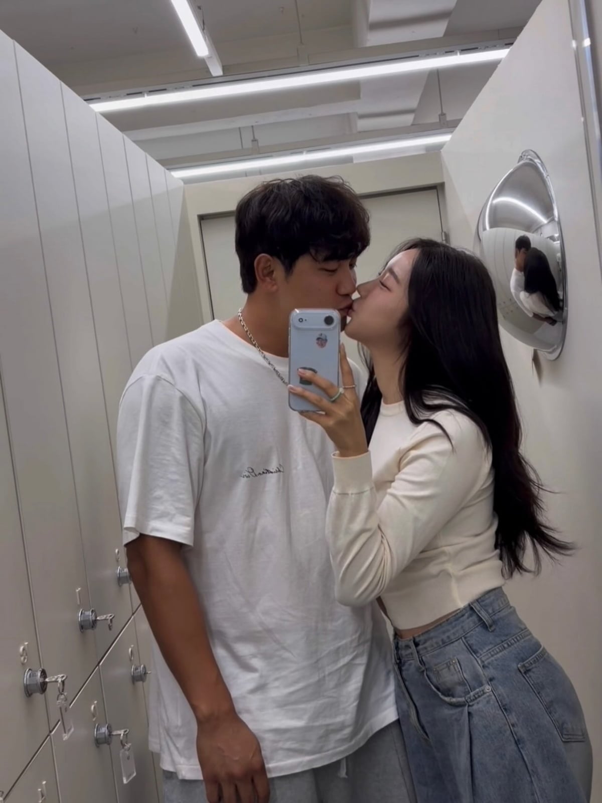미스코리아 출신 정유성 아나운서와 SSG 랜더스 투수 서진용이 결혼과 출산 소식을 한꺼번에 알리며 세 식구가 됐다. / 사진=SNS