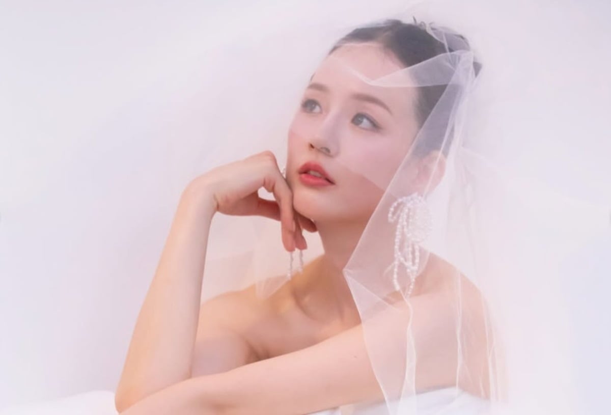 가수 KCM의 아내가 결혼식을 앞두고 웨딩 촬영에서 다양한 포즈를 취하고 있다. / 사진=방예원 씨 SNS