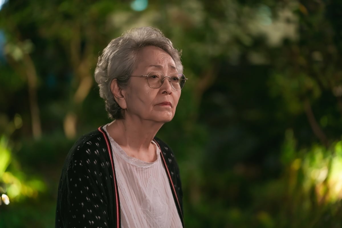 김영옥이 며느리 강경헌의 수상한 통화를 듣게 된다. / 사진 제공: KBS 1TV 일일드라마 