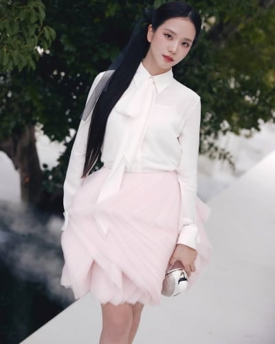 '디올쇼서 눈물' 지수, 연핑크 미니스커트+초대형 리본으로 인형 미모 완성