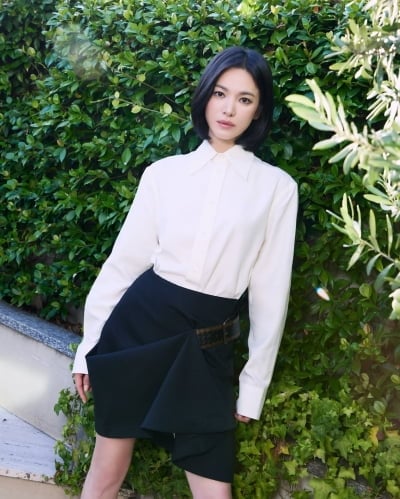 '45세' 송혜교, 흰 셔츠에 손바닥만한 하의 입었을 뿐인데…이걸 다 소화하네